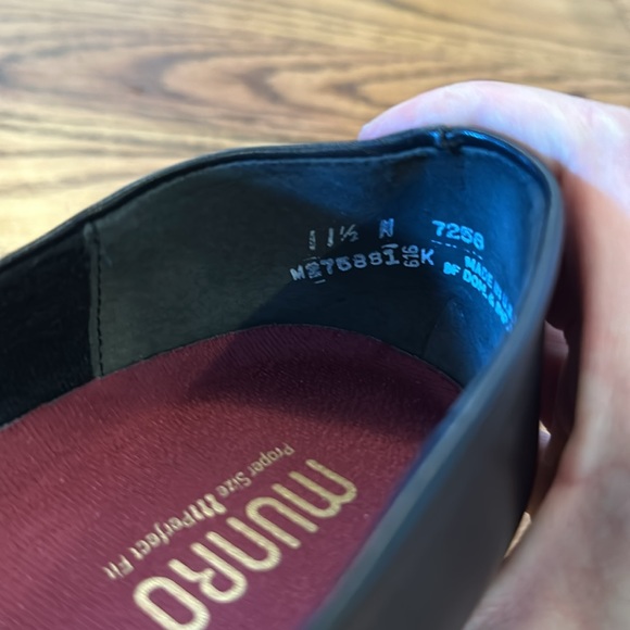 Munro size 11.5 N women’s black heels - Picture 4 of 7